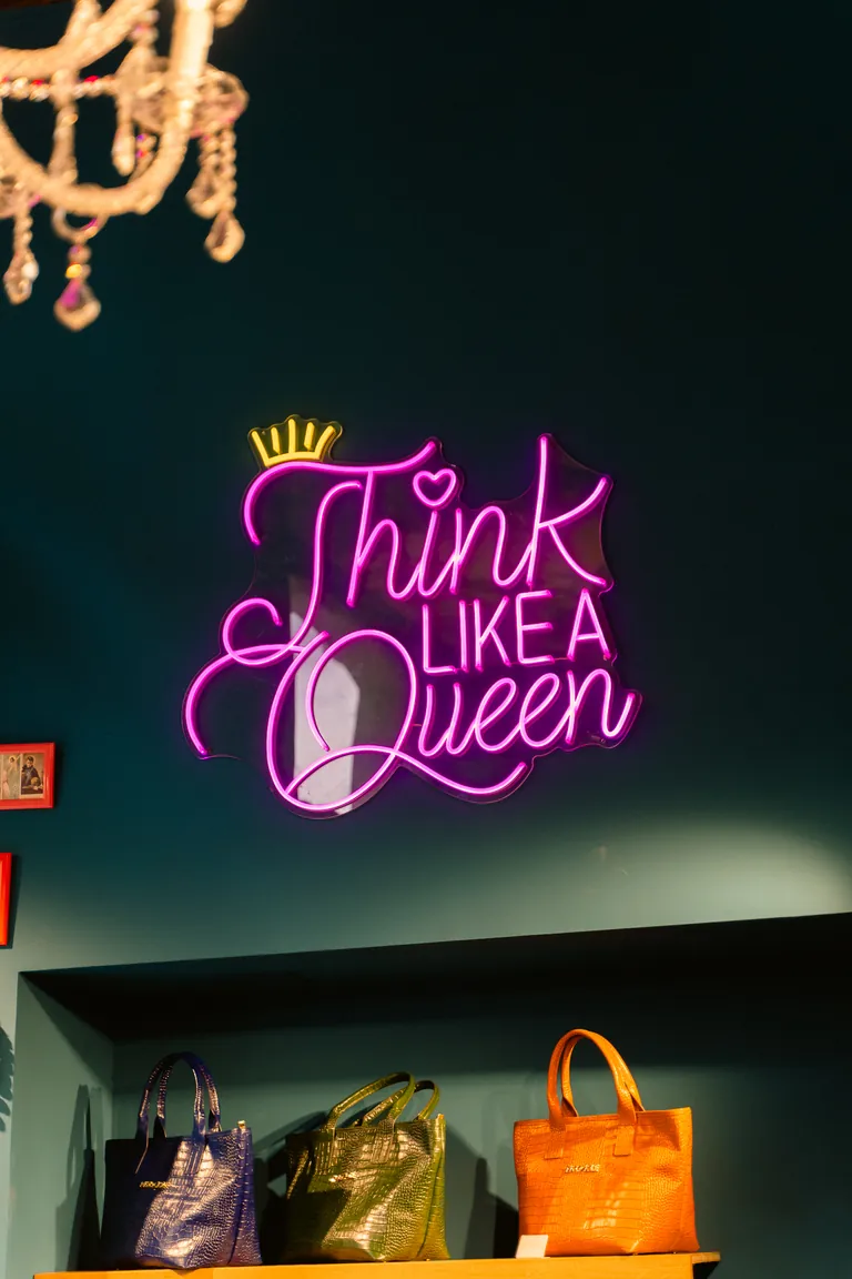 L’insegna luminosa Think like a Queen nel negozio Modaiole